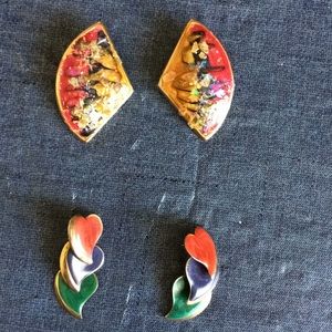 2 pairs of earrings